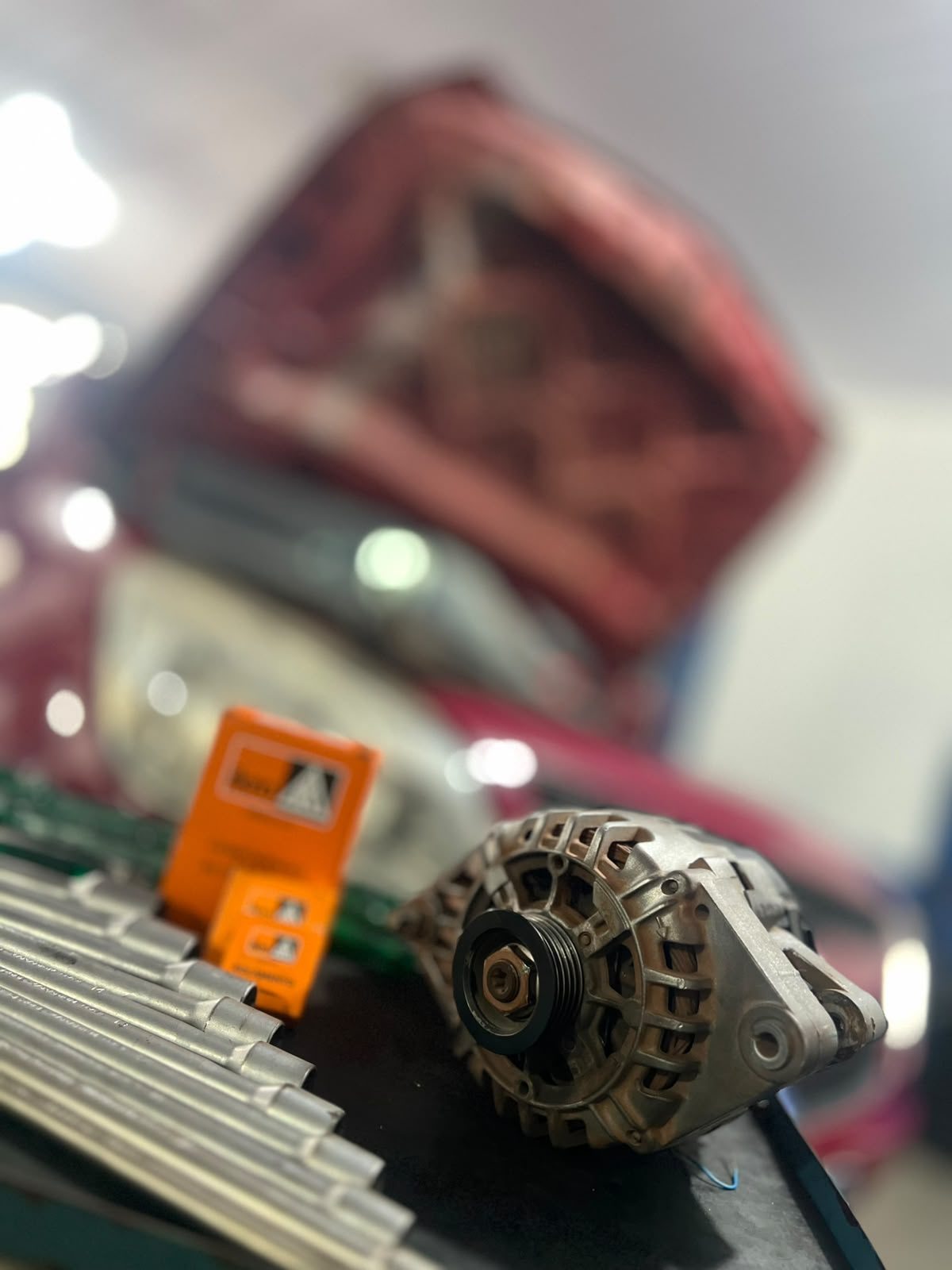 Peça elétrica automotiva em bancada